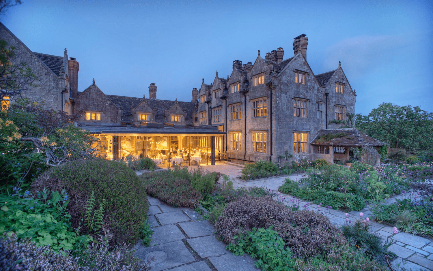 Unde mergi să te relaxezi în Franța? Dacă preferi soarele, poți merge în Provence, la Lily of The Valley