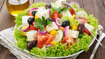 Cum prepari o salată sănătoasă? Șerban Damian, medic nutriționist: „Nu trebuie neapărat să ne ferim de grăsime”