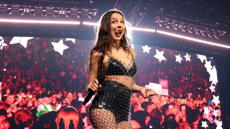 VIDEO. Olivia Rodrigo a căzut într-o trapă, în timpul unui concert în Melbourne