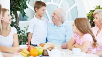 30 de elevi din Perișani, Vâlcea culeg povești de la bătrânii din satele comunei și vor publica o antologie de povestiri