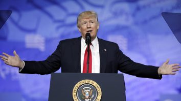 VIDEO. Trump „îngheață” timp de 30 de secunde pe scenă în timpul discursului NRA. Ce s-a întâmplat cu fostul Președinte