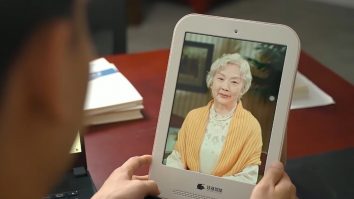 A.I.-ul dincolo de moarte devine afacere. Sun Kai, o femeie din China, vorbește săptămânal cu mama ei, decedată acum 5 ani