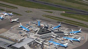 O persoană a murit după ce a „căzut în motorul unui avion în funcțiune” pe aeroportul din Amsterdam