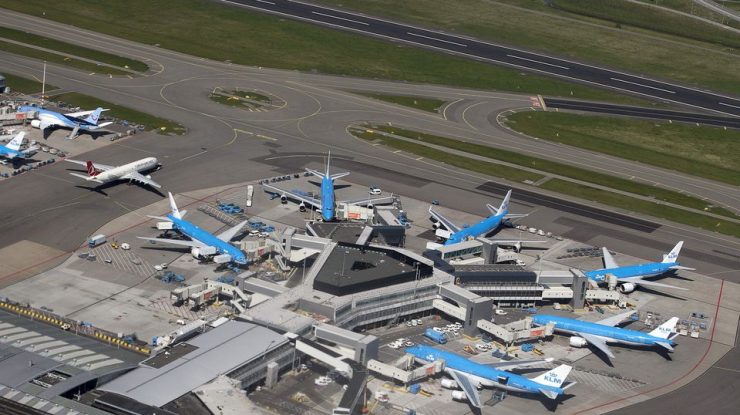 O persoană a murit după ce a „căzut în motorul unui avion în funcțiune” pe aeroportul din Amsterdam