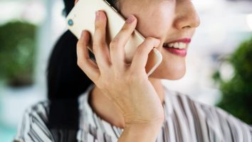 Tinerilor le este frică să răspundă la telefon. 70% dintre persoanele care au participat la un sondaj preferă mesajele