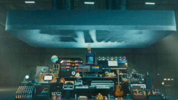 Apple își cere scuze în urma reacțiilor de respingere a unei reclame care arăta instrumente muzicale și cărți zdrobite de o presă hidraulică