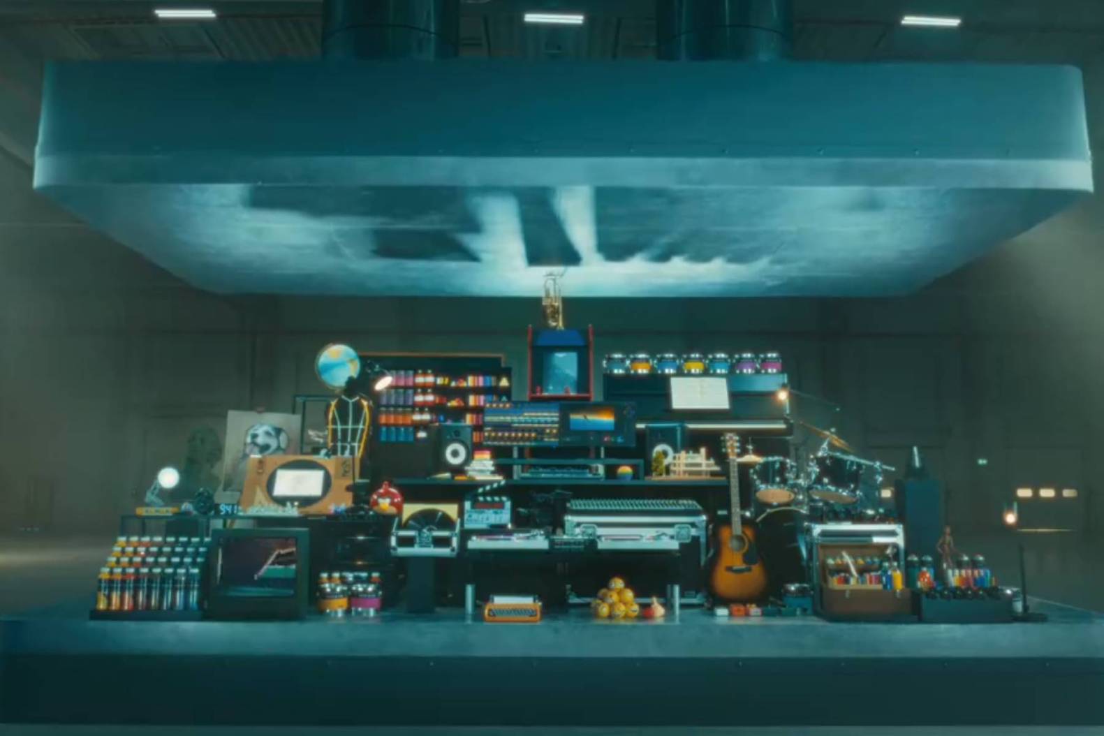 Apple își cere scuze în urma reacțiilor de respingere a unei reclame care arăta instrumente muzicale și cărți zdrobite de o presă hidraulică