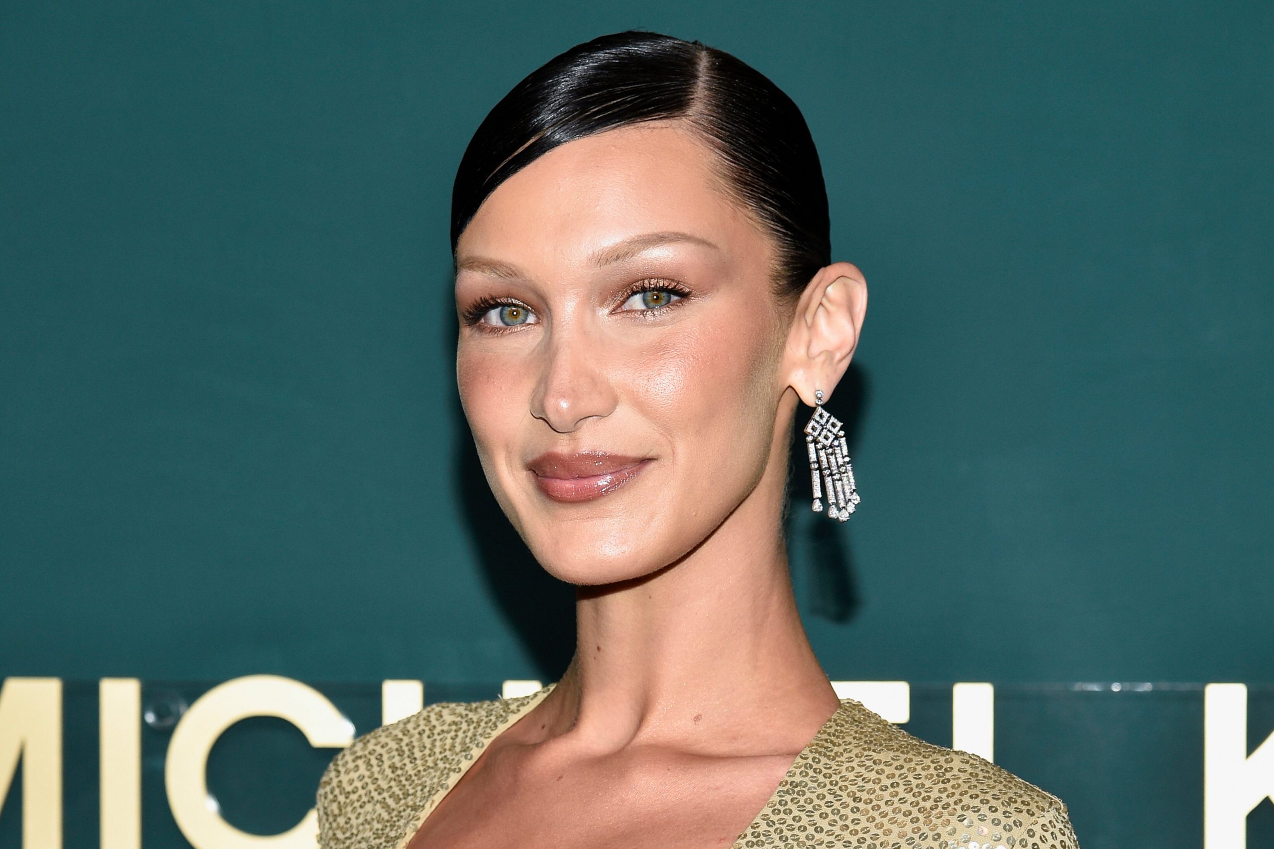 Bella Hadid va lua o pauză de la modeling pentru a se concentra pe sănătatea ei mintală și fizică