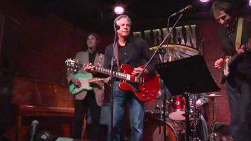VIDEO. Antony Blinken face show într-un bar din Kiev, după întâlnirea cu Zelenski. Secretarul de stat al SUA cântă la chitară „Rocking to the Free World”