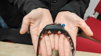 O echipă de studenți de la Cluj a inventat brățara care transformă muzica în vibrații. dedicată persoanelor cu deficiență de auz