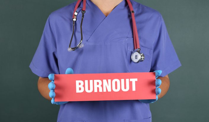STUDIU. 3 din 10 medici din România suferă de burnout. Aproximativ 80% dintre aceștia se tem de malpraxis