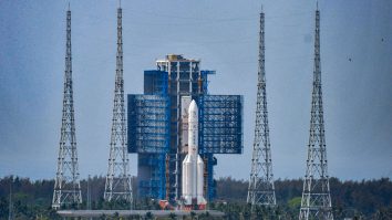 Premieră mondială. China a lansat o sondă pentru a colecta mostre de pe partea îndepărtată a Lunii