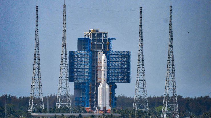 Premieră mondială. China a lansat o sondă pentru a colecta mostre de pe partea îndepărtată a Lunii