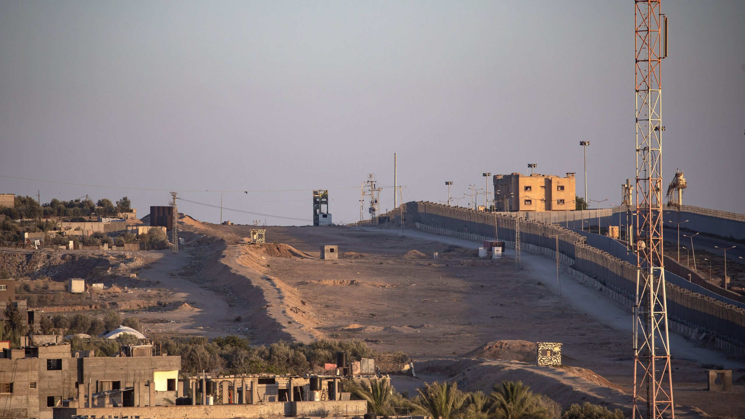 Israelul controlează acum în totalitate „Coridorul Philadelphi”, situat de-a lungul frontierei dintre Egipt și sudul Fâșiei Gaza. Netanyahu promite să extermine Hamas