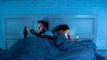 STUDIU. Statul pe telefon seara îți poate distruge relația. Cum să nu îți neglijezi partenerul