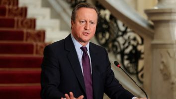 „Ucraina poate lovi în interiorul Rusiei cu armele primite de la Marea Britanie”, anunță David Cameron. UK se angajează să ajute Ucraina cu 3 miliarde de lire sterline anual