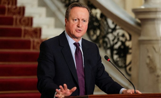 „Ucraina poate lovi în interiorul Rusiei cu armele primite de la Marea Britanie”, anunță David Cameron. UK se angajează să ajute Ucraina cu 3 miliarde de lire sterline anual