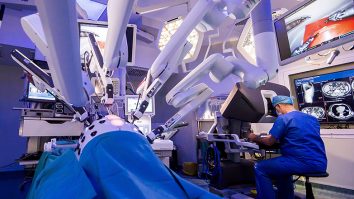 România ajunge în acest an la 120 de medici certificați în chirurgia robotică Da Vinci