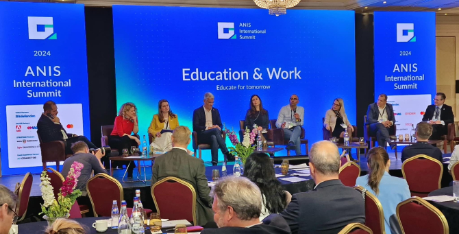 Inteligenţa Artificială va fi integrată din ce în ce mai mult în educaţie. Ligia Deca: „Vom forma 100.000 de profesori în domeniul pedagogiei digitale”