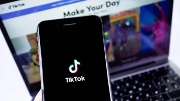 Gen Z își caută job pe TikTok. De ce nu mai folosesc tinerii platforma LinkedIn