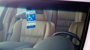 Șoferii din Arad folosesc carduri false de handicap ca să parcheze. Aproape 500 de mașini au fost verificate
