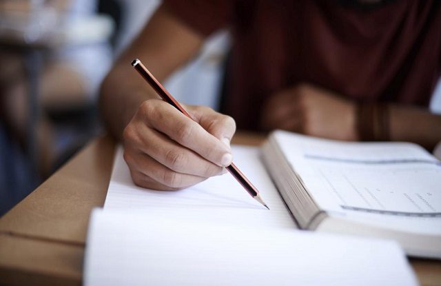 Simularea examenului de Bacalaureat continuă azi cu proba obligatorie a profilului. 123.000 de elevi de clasa a XII-a sunt înscriși