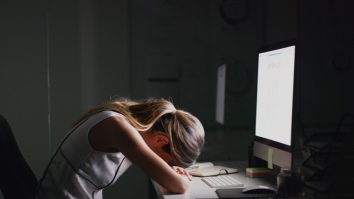 După valul de demisii masive, o nouă provocare lovește mediul de afaceri: „Marea Extenuare”. Ce trebuie să facă angajatorul