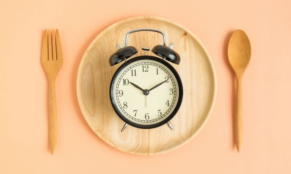 Mai puțină mâncare te ajută să trăiești mai mult. Nutriționist: „Postul intermitent are calitatea de a stimula anumite substanțe din organism care se sintetizează mult mai eficient”