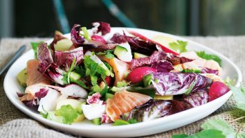 Astăzi mănânci salată de sezon cu păstrăv. Chef bucătar: „Putem adăuga puțin mărar iar ca dressing putem folosi socată cu ulei de măsline”