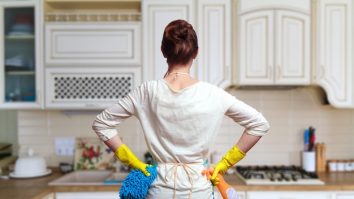 Cine face curat acasă? Un sondaj arată că timpul petrecut de femei în gospodării este cu mult mai mare decât al bărbaților