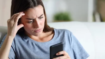 Cum apare FoMo? Fenomenul descrie dorința de a rămâne continuu conectat la ce fac ceilalți