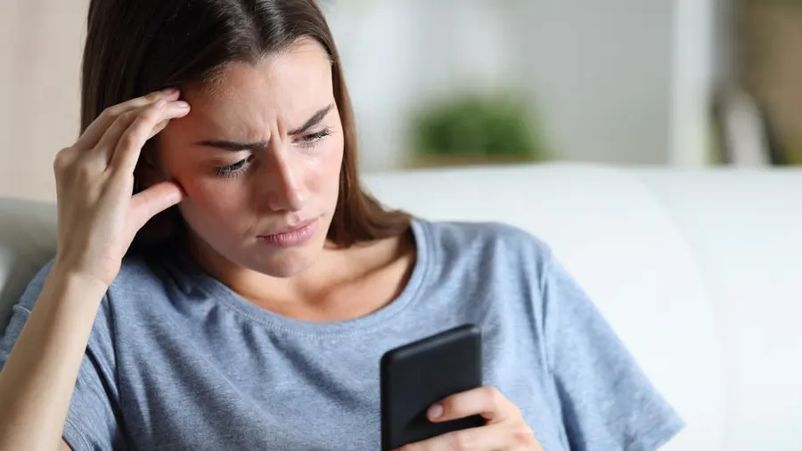 Cum apare FoMo? Fenomenul descrie dorința de a rămâne continuu conectat la ce fac ceilalți