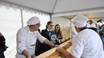 Franţa recuperează recordul mondial, după ce a copt o baghetă de 140,53m. Brutarii au lucrat 14 ore