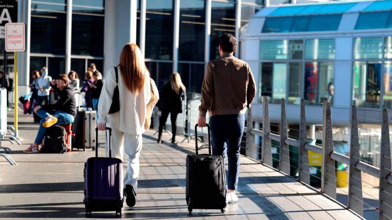 Gen Z nu prea mai vrea să rămână în țară. 23% dintre tinerii de la noi plănuiesc să se mute în străinătate