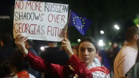 Putin extinde războiul hibrid. Georgia este într-un punct de cotitură, între revoluție și represiune