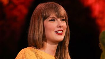 „The Tortured Poets” al lui Taylor Swift rămâne pe primul loc în topul Billboard 200 pentru a patra săptămână consecutivă