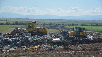 Locuitorii din Ucea vor să oprească construcția unei firme de colectare a deșeurilor. Aceștia sunt împotriva realizării celui mai mare parc natural din Europa