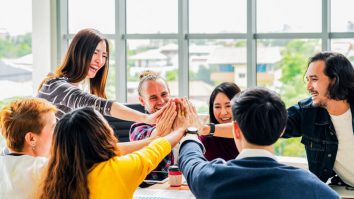 Tu cum rămâi motivat la job? Expert HR: Ea vine la pachet cu încărcarea pe care o au oamenii și cu libertatea de a comunica și de a lua decizii”