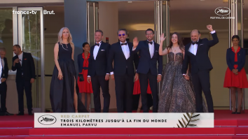 VIDEO. Emanuel Pârvu a fost premiat la Cannes. Filmul „Trei kilometri până la capătul lumii” a câștigat Premiul Queer Palm la Festivalul de Film de la Cannes