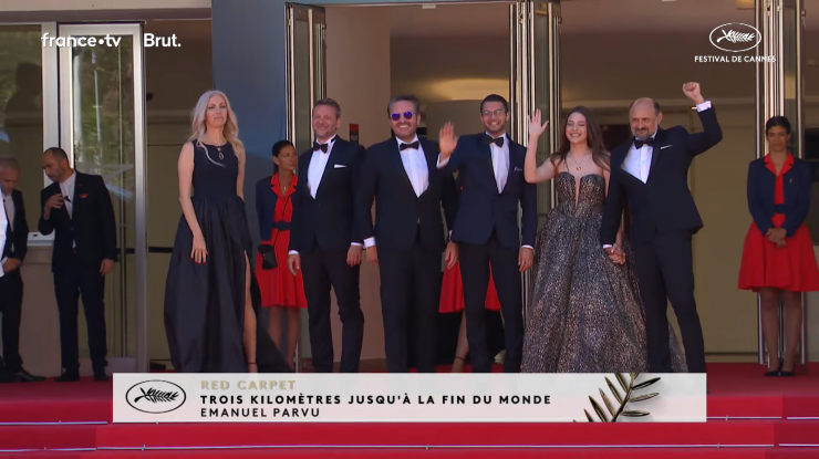 VIDEO. Emanuel Pârvu a fost premiat la Cannes. Filmul „Trei kilometri până la capătul lumii” a câștigat Premiul Queer Palm la Festivalul de Film de la Cannes