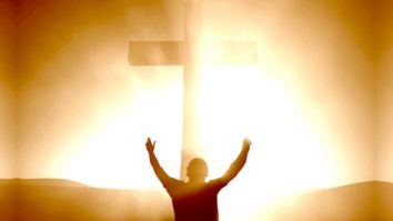 Mai crezi în miracole? Laura Finklestein: „Credința ne face mai buni și cu siguranță unii oameni își găsesc sprijinul, puterea și bunătatea în credință și în biserică”