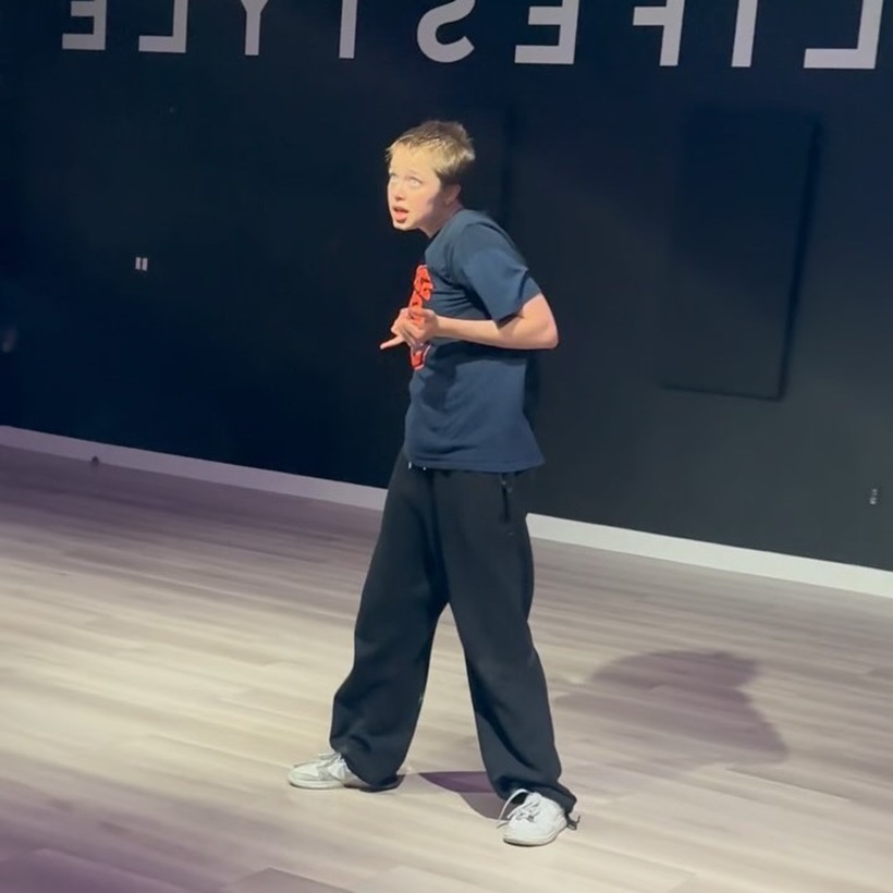 VIDEO. Coregraful român „Lil K. Carter” a învățat-o pe fiica Angelinei Jolie și a lui Brad Pitt, Shilol Jolie-Pitt, noi pași de dans