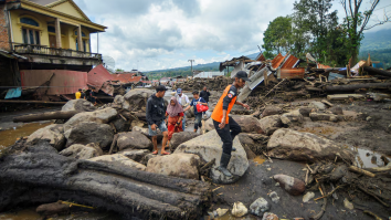 Cel puțin 37 de persoane au fost ucise după ce lava rece care curge de la un vulcan a lovit insula Sumatra din vestul Indoneziei