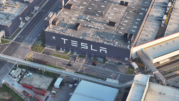 Musk face o fabrică uriașă de baterii în Shanghai