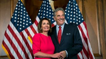 Bărbatul care i-a spart casa lui Nancy Pelosi în 2022 și l-a lovit pe soțul ei în cap cu un ciocan a fost condamnat la 30 de ani închisoare