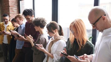 STUDIU. Ești mai fericit dacă stai pe internet. Psiholog: „Dacă internetul ne spune ce să simțim, înseamnă că, din punct de vedere emoțional, avem un stăpân”