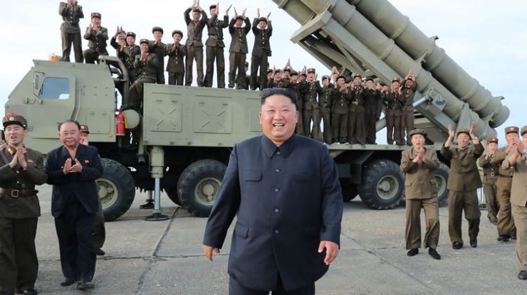 Liderul nord-coreean Kim Jong-Un supervizează cel mai recent test al unui nou lansator de rachete multiple