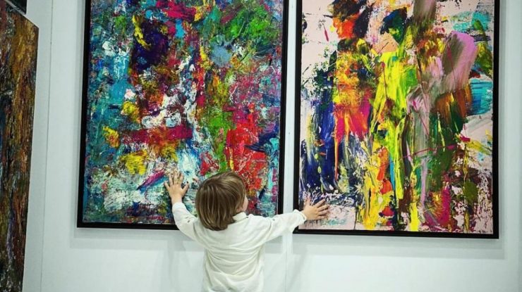 Un copil de doi ani este supranumit „Micuţul Picasso”. Picturile sale abstracte se vând cu mii de euro