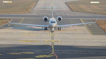 Celebrități precum Elon Musk și Taylor Swift ar putea în curând să își ascundă zborurile cu avionul privat de ochii din online