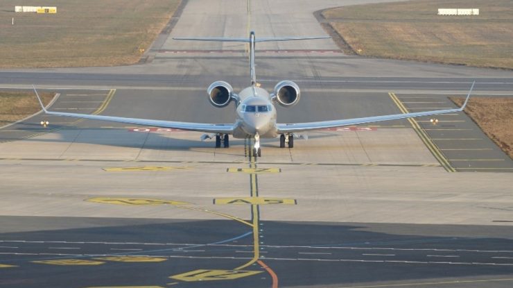 Celebrități precum Elon Musk și Taylor Swift ar putea în curând să își ascundă zborurile cu avionul privat de ochii din online